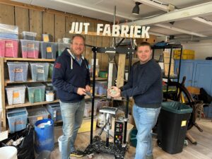 Rutger Muller en Vincent Kooyman bij de Jutfabriek